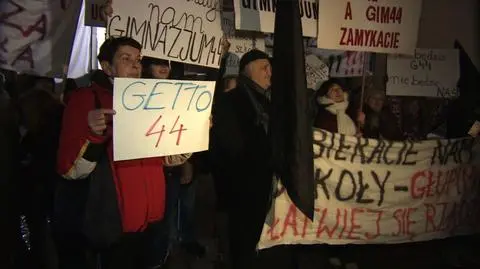 Rodzice, uczniowie i nauczyciele protestują przeciwko likwidacji szkół