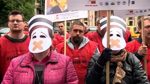 Zaklejone usta i transparenty. Pikieta przeciwko planom łączenia szpitali 