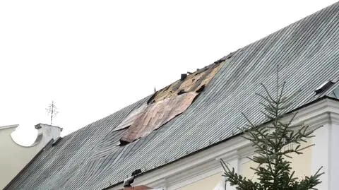 Wiatr uszkodził dach kościoła. I nie pozwala na jego zabezpieczenie