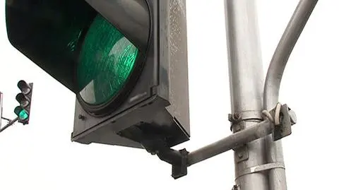 Zatrzymał się na światłach, zasnął za kierownicą. Był pijany