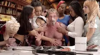 John McAfee, twórca programu antywirusowego, nagrał filmik, na którym tłumaczy, jak go odinstalować. Wyrzucając komputer