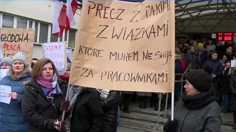 Protestujący pracownicy sądów nie zgadzają się na treść porozumienia