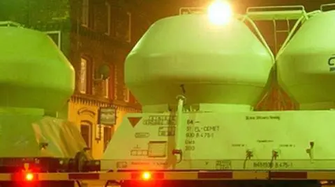 Wskoczyli na jadący pociąg. 25 ton węgla na torach