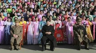 Przywódca Korei Północnej Kim Dzong Un podczas sesji zdjęciowej z uczestnikami spotkania dla rodzin wzorowych żołnierzy w Pjongjangu
