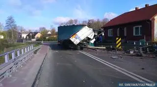 Ładunek ciężarówki wysypał się na jezdnię