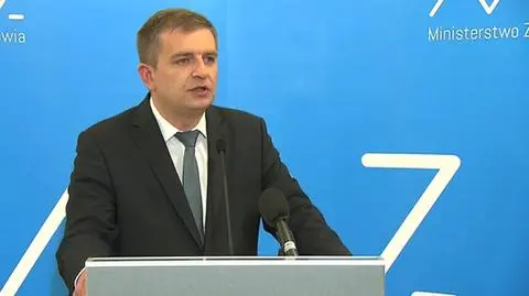 Arłukowicz: NFZ popracuje dłużej. Lekarz, który nie otworzy w piątek gabinetu, straci pacjentów