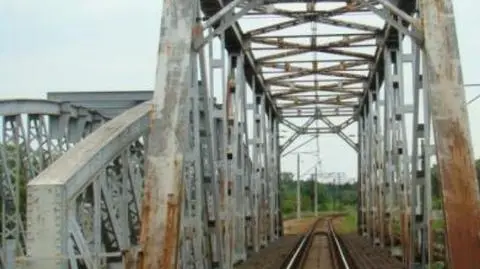 Poraził go prąd, 15-latek spadł na tory. "Wiadukt był oznakowany"