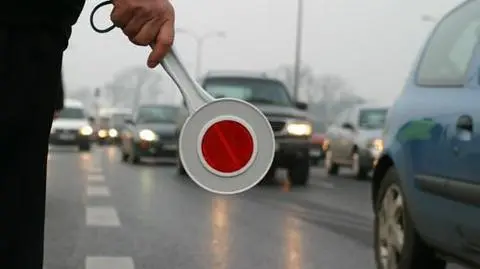 Łapówki zamiast mandatu. Oskarżone 34 osoby, w tym pięciu policjantów