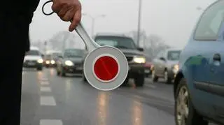 29-latek, mieszkaniec gminy Lubin (woj. dolnośląskie) zlekceważył nowe przepisy ruchu drogowego. Jest pierwszym kierowcą w kraju, który stracił prawo jazdy i musi wyrabiać je na nowo. 