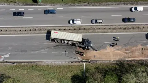 Pomorskie. Przewrócona ciężarówka na obwodnicy Trójmiasta