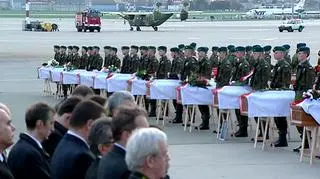 Boni zapewnia, że zabezpieczenie trumien i transport odbywały się zgodnie z procedurami