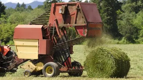 Maszyna rolnicza wciągnęła 45-latka. Ciało znalazł syn mężczyzny