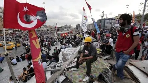Demonstranci lekceważą "ostrzeżenie" Erdogana. Nie opuszczą placu