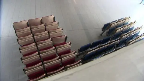 Studenci mają odwołane zajęcia, bo w salach brak krzeseł