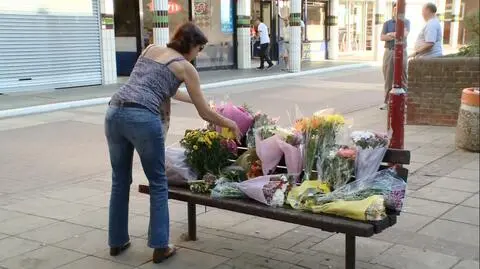 Ludzie przynoszą kwiaty na plac, gdzie zginął Polak