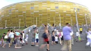 08.05 | W Gdańsku trwają przygotowania do przejęcia PGE Areny przez UEFA. Stadion w ręce piłkarskiej centrali przejdzie 11 maja, ale już we wtorek rozpoczęto przygotowania do operacji. Zdjęto napisy z logo obiektu, przyjechała także nowa trawa, którą na czas Euro 2012 będzie wyłożona płyta boiska (TVN24)