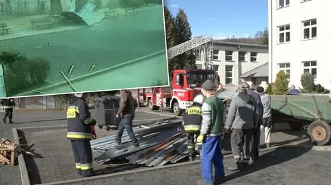 Moment zerwania dachu przez wiatr zarejestrował szkolny monitoring