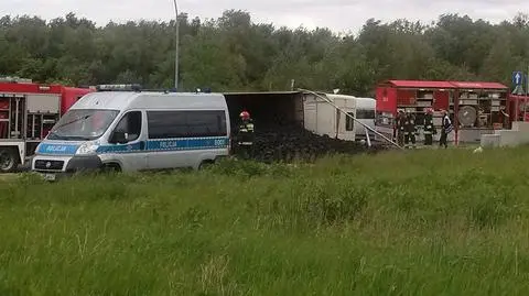 26 ton węgla wysypało się na chodnik