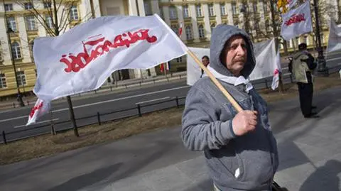 Drugi dzień protestu Solidarności przed kancelarią premiera