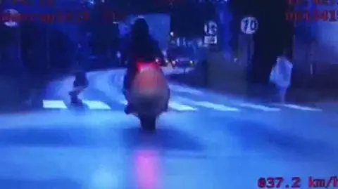 Motocyklista znacznie przekroczył prędkość i jechał na czerwonym
