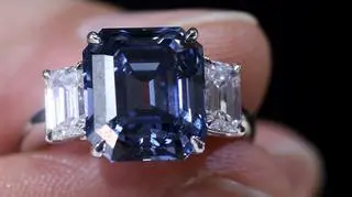 Błękitny diament sprzedany na aukcji w Hong Kongu jest absolutnym rekordzistą. Za każdy karat tego szlachetnego kamienia trzeba było zapłacić 1.32 miliona dolarów. Poprzedni rekordzista, Red Hancock kosztował "tylko" 926 tys. dolarów za karat. (Reuters)