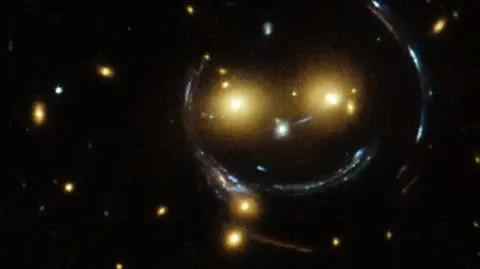 "Uśmiechnięta" gromada galaktyk w obiektywie teleskopu Hubble'a