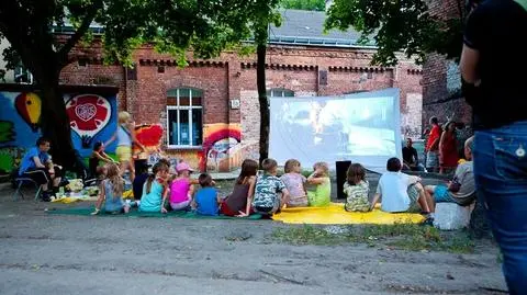 Wakacyjne kino na trzepaku