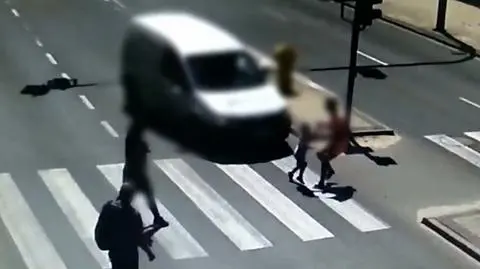 Potrącenie kobiety z dzieckiem na przejściu dla pieszych