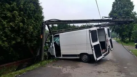 Słup przewrócił się na samochód