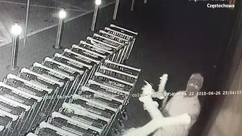 Przed skokiem na bankomat odwrócili kamerę. Oto co nagrała