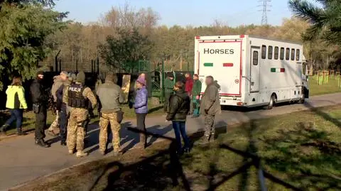 Lekarzom asystują uzbrojeni strzelcy 