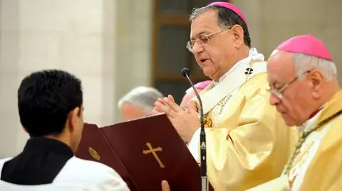 W Betlejem ponad 2,5 tys. wiernych wzięło udział w uroczystej mszy z okazji urodzin najsłynniejszego mieszkańca tego miasta... Jezusa. Bezpieczeństwa pielgrzymów pilnowało ok. 500 członków palestyńskich sił bezpieczeństwa przybyłych z miast Zachodniego Brzegu - Ramalli i Jerycha. Przez cały dzień do Betelejem napływało tysiące pielgrzymów. (APTN)