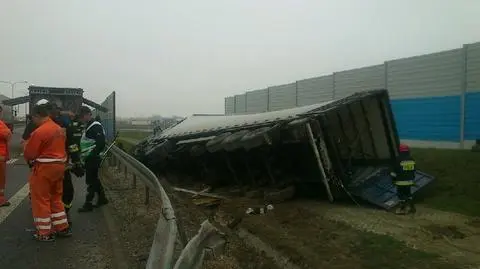 Tir z piwem zsunął się z nasypu A2.
Wyciekło 400 litrów paliwa