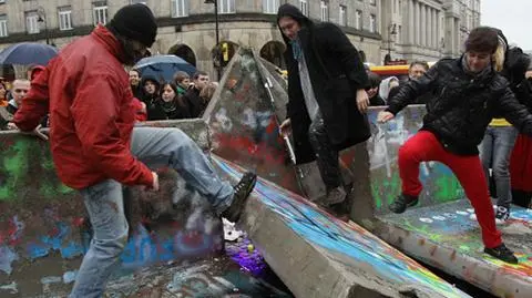 Mur znów runął. W Warszawie