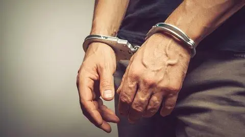 Gniezno: Bił matkę, policję wezwali sąsiedzi. Na ścianach była krew