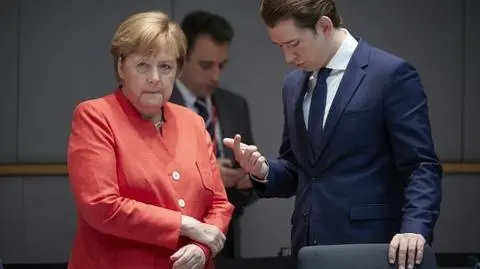 Na zdjęciu Merkel i Kurz w czasie szczytu UE. Na nagraniu Merkel w Bundestagu