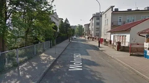 Wracała z imprezy, utknęła na płocie głowa w dół