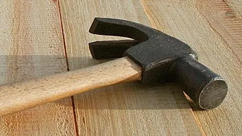 16-latkowie okradli 14-latka. Grozili mu młotkiem i zabrali komórkę