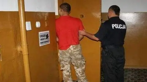 Wyrzucił królika przez balkon. Złapali go sąsiedzi