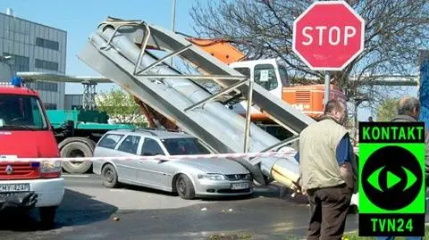 Tir z koparką zdemolował wodociąg