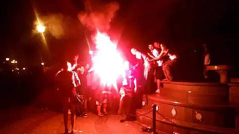 Pseudokibice rzucali w kierunku policji butelkami i krzesełkami