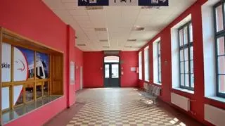 W środku wymieniono posadzkę i oświetlenie