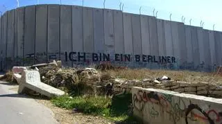 Mur w pobliżu Betlejem z napisem: "Jestem Berlińczykiem"