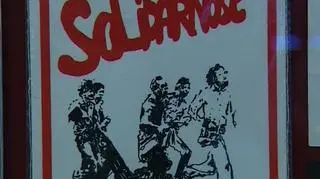 25 lat temu 31 sierpnia 1982 r. - w drugą rocznicę podpisania Porozumień Sierpniowych - na ulicach Lubina od kul milicyjnych zginęli trzej manifestanci: Mieczysław Poźniak, Michał Adamowicz i Andrzej Trajkowski. Dziś, rocznicowe uroczystości rozpoczną się mszą świętą, która odprawi prymas Polski Józef Glemp, zaś homilię wygłosi ks. kardynał Henryk Gulbinowicz, arcybiskup senior wrocławski. Później pod Pomnikiem Ofiar Lubina'82 prezydent wręczy odznaczenia państwowe. W uroczystościach weźmie udział prezydent Lech Kaczyński i liderzy opozycji kubańskiej, którzy podpiszą w Lubinie "Porozumienia na Rzecz Demokracji na Kubie". Członkami delegacji kubańskiej są m.in. Hubert R. Matos-Benitez, szef organizacji Cuban Independiente y Democratica (CID) i Angel F. De Fana, szef organizacji "Plantados". (TVN24)