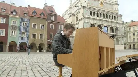 Poznań: Postawił na rynku pianino i gra