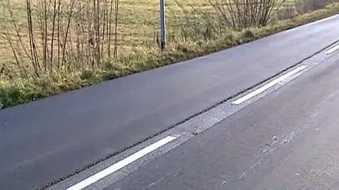 Naprawili drogę. Po bokach