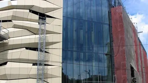 "Popękana" elewacja i szkło: 
galeria rośnie w centrum miasta