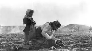 Według historyków w latach 1915-1917 w dokonanych przez siły tureckie rzeziach i deportacjach życie straciło około 1,5 mln ormiańskich mieszkańców imperium osmańskiego