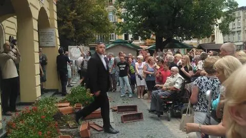 Donice spadły z ratusza. Rozstrzaskały się tuż przed przyjazdem prezydenta