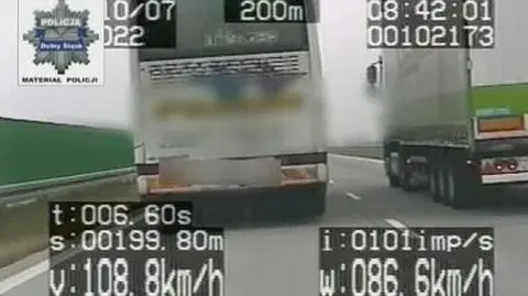 Holujące się autokary wyprzedzały ciężarówki